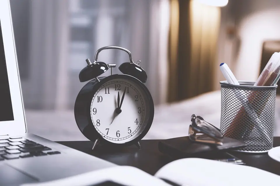 How to Ask and Tell Time in German (Uhrzeit) image
